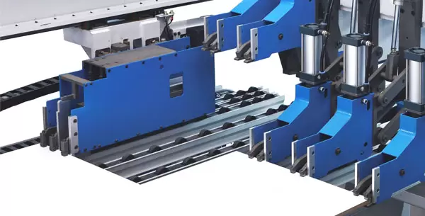 <b>Twin-Pusher Structure</b><br/>Twin Pusher independently drives and collaboratively works, cut 2 workpieces with different size simultaneously,sawing efficiency improves by 30%.