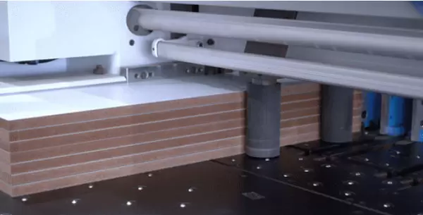 <b>Double roller side aligner</b><br/>The side aligner structure adopts independent servo control, which increases the speed by 100%.