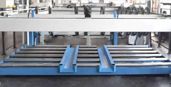 <b>Longitudinal roller conveyor</b><br/>It can be connected to the material rack or RGV.