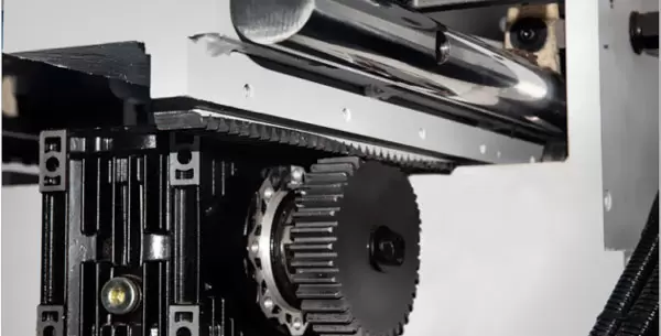 <b>Saw carrier driven system</b><br/>Servo controlled and transmits along gear&racks, which guarantee a stable and fast run. Max.return speed:120m/min.