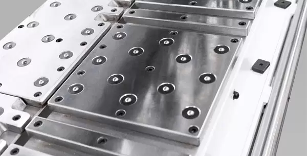 <b>Steel air table</b><br/>The steel tabletop, with a flatness tolerance of ±0.1mm, ensures high-precision machining, while the air flotation system enables scratch-free processing of delicate veneered panels.