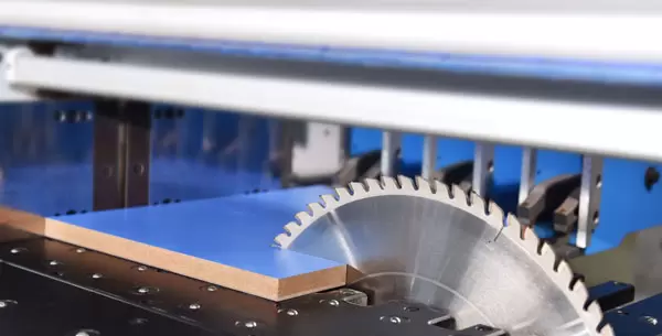 <b>Saw blade auto positioning</b><br/>Main saw and scoring saw rise and fall independently. The main saw can adjust the lifting height automatically according the cutting width and thickness to reduce time in idle-running and improve the working efficiency