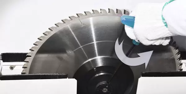 <b>Blade quick-replacement (KDT patented)</b><br/>The saw blade can be quickly replaced, effectively reducing the burden on workers.