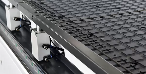 <b>Guide rail configured</b><br/>Guide device to outfeed effectively prevent deviation of small boards