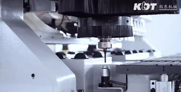 <b>Tools pre-setter</b><br/>Automatic and precise tool setting for high precision, low maintenance, and improved processing efficiency