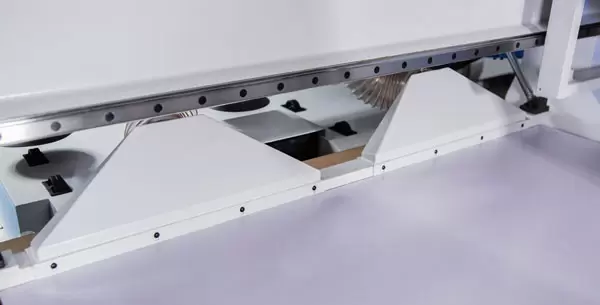 <b>Pushing mechanism</b><br/>Standardly Equipped with pusher,automatic pushing and feeding out workpiece