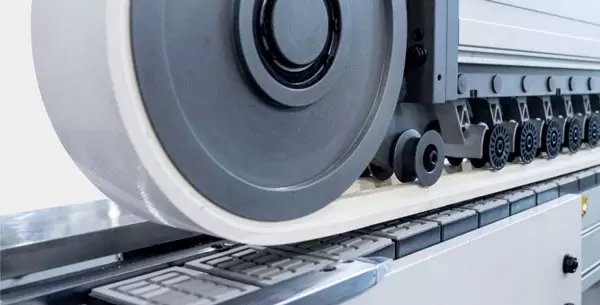 <b>Track pressing material</b><br/>To ensure the stability of wood board conveyance to the greatest extent, the processing and coordination precision of each process is high;