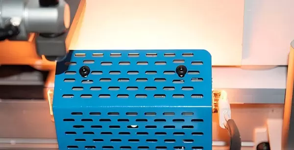 <b>Preheating device</b><br/>Preheating the board makes it easier for the glue to adhere; instantaneous heating upon board contact reduces energy consumption and enhances edge bonding efficiency.