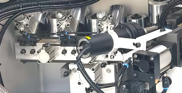 <b>Integrated oblique and straight pressing and bonding</b><br/>The inclined and straight wheels are arranged in a crosswise manner to ensure the pressing effect on the inclined and straight surfaces. The inclined and straight edges are pressed and can be switched with one key.
