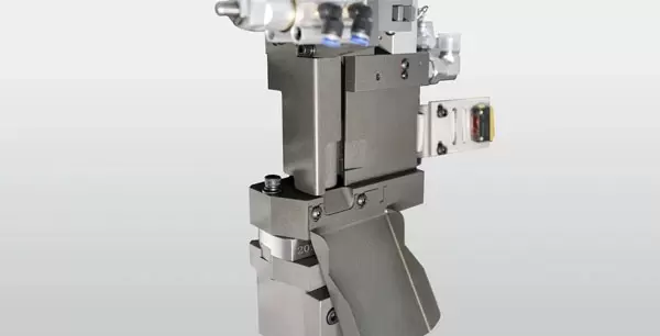 <b>Two-color PUR glue pot</b><br/>Equipped with a standard PUR dual-color glue pot; it meets the need for automatic color switching, achieves intelligent glue dispensing through an automatic sensing device, and eliminates the need for cleaning the glue pot, thus saving glue and improving production efficiency.
