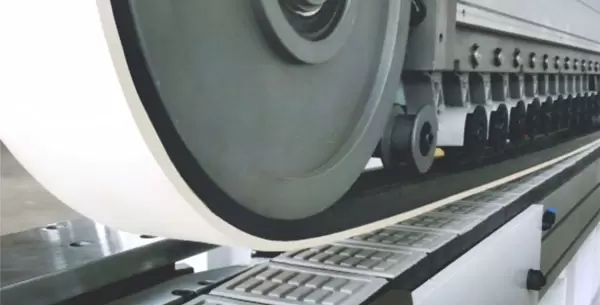 <b>Track pressing mechanism</b><br/>The large pressing contact area achieves a better panel pressing effect, ensuring high-speed conveying stability and improving edge bonding quality.