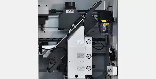 <b>Front and rear flush mechanism</b><br/>Through precise linear guide rail movement, the excess edge banding at the ends of the panel is cut off, ensuring a flat and smooth cut surface.