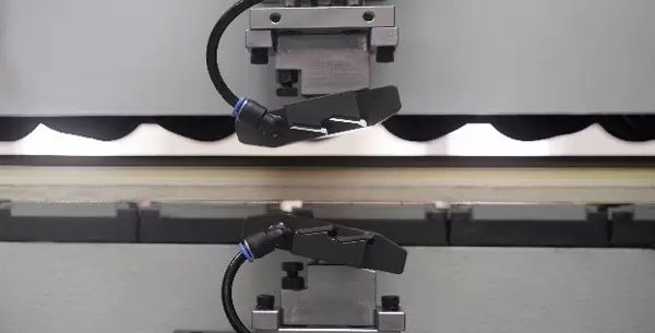 <b>Flexible flat scraping edge mechanism</b><br/>Adaptive flat scraping edge, with a flexible template closely fitting the board, ensures a more perfect edge sealing