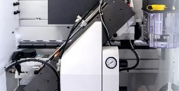 <b>Front and rear flush mechanism</b><br/>Through precise linear guide rail movement, the excess edge banding at the ends of the panel is cut off, ensuring a flat and smooth cutting surface. [Equipped with an automatic lubrication system] to ensure smooth operation of the trimming mechanism and improve the service life of the parts.