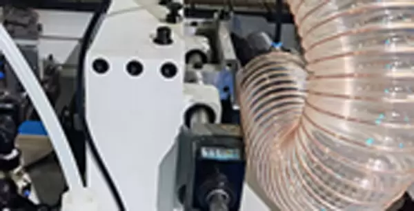 <b>Lower scraping mechanism</b><br/>It is used to eliminate the ripple marks caused by the non-linear cutting process of trimming, making the upper and lower parts of the board smoother and tidier.