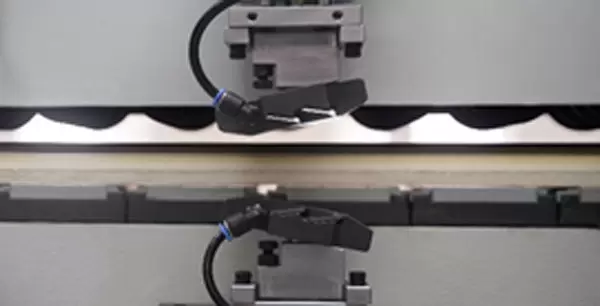 <b>Flexible flat scraping edge mechanism</b><br/>After scraping the edges, it effectively cuts off the wire, removes excess glue lines, and improves the quality of edge sealing.