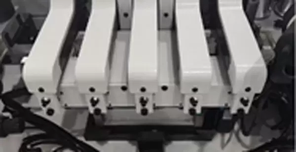 <b>Servo-controlled forming and lamination</b><br/>Servo control, one-click switching between different shapes, multiple sets of baking lights and hot air guns for heating, ensuring sufficient softening of the edge band.