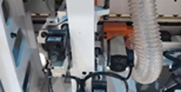 <b>Specialized Refinement Institution</b><br/>Trim off the excess edge banding protruding from the upper and lower surfaces of the wood board, ensuring that the upper and lower edges of the edge banding align flush with the upper and lower surfaces of the wood board.
