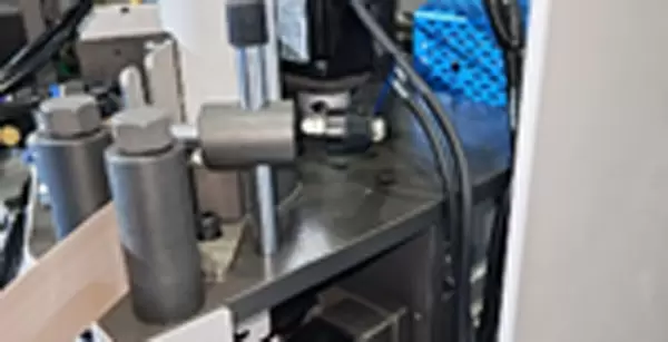 <b>Edge banding with groove function</b><br/>Equipped with servo motor linkage to adjust the height of the edge banding groove, and a counter to adjust the depth of the edge banding groove, it is intuitive and convenient.