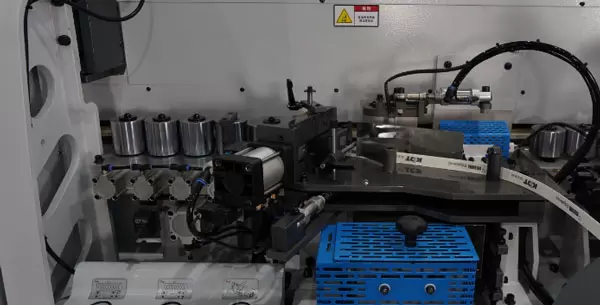 <b>Straight-edge pressing</b><br/>The dual-gluing and pressing mechanism is independently equipped with servo-controlled molding and pressing, as well as straight-edge gluing and pressing mechanisms, which are easy to adjust. It presses and seals the edge strips to ensure the pressing effect.