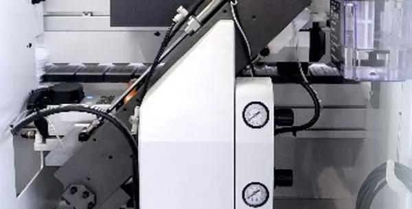 <b>Front and rear flush mechanism</b><br/>Through precise linear guide rail movement, the excess edge banding at the ends of the plate is cut off, ensuring a flat and smooth cutting surface. [Equipped with an automatic lubrication system] to ensure smooth operation of the trimming mechanism and improve the service life of the parts.