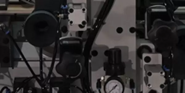 <b>Straight edge scraping mechanism</b><br/>It is used to eliminate the ripple marks caused by the non-linear motion of trimming, making the upper and lower parts of the board smoother and tidier.