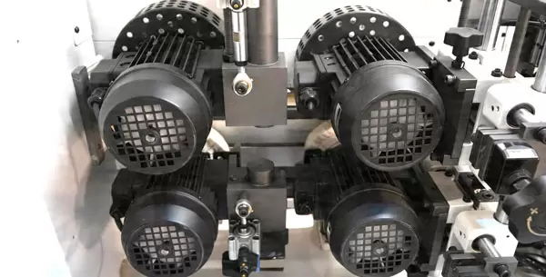 <b>Polishing mechanism</b><br/>Eliminate the edge burrs of the edge banding and the residual glue between the edge banding and the wood board, resulting in a cleaner and smoother edge of the wood board.