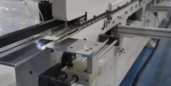 <b>Auxiliary feeder</b><br/>Prevent shifting of the panel during narrow-end edge banding.