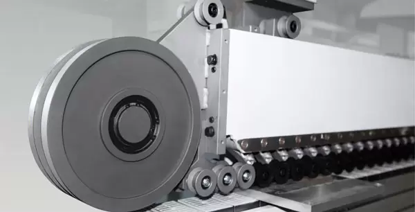 <b>Steel pressure beam with V-belt</b><br/>Ensure firm clamping and stable conveying of panels for high-precision processing throughout all processes.