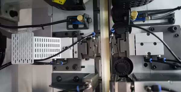 <b>Flexible flat scraping unit</b><br/>A self-adaptive flat scraping unit with a flexible contour follower closely tracking the edge contour for precise scraping.