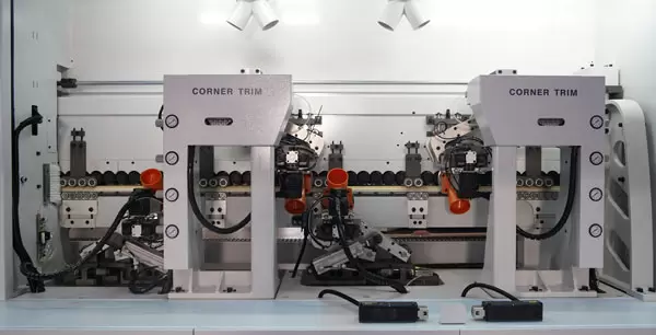 <b>High-speed corner rounding unit</b><br/>Four high-frequency motors ensure fast corner rounding of the tape at up to 26 m/min. The cutter moves in sync with the panel to prevent collision with it.
