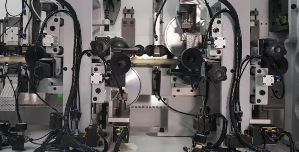 <b>Dual auto-positioning scraping units</b><br/>Remove trimming tool marks for a cleaner appearance, with position indicators for quick tool setting.