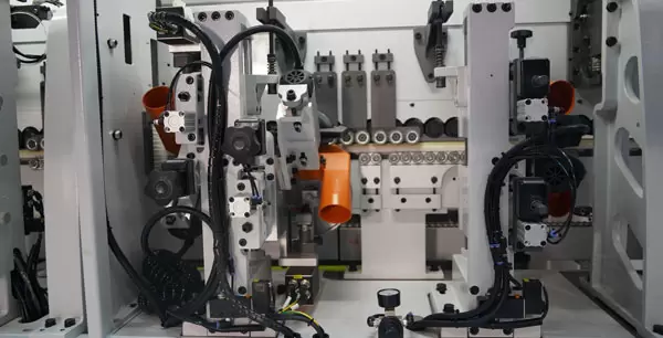 <b>Rough trimming & auto-positioning fine trimming units</b><br/>Trim excess tape from the top and bottom of the panel to keep the tape flush with the edge.