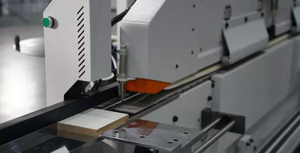 <b>Pressure beam positioning system</b><br/>Automatically adjust the pressure beam height according to panel thickness, saving setup time for higher efficiency.