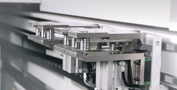 <b>Position rod with three bearings</b><br/>Accurate positioning for small panels, no scratch when switch gripper