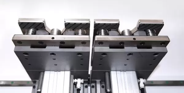 <b>Flotable grippers with self-clean function</b><br/>The 5.5m guide rail, the gripper moving speed is 140m/min, which can effectively blow off the dust on the board surface