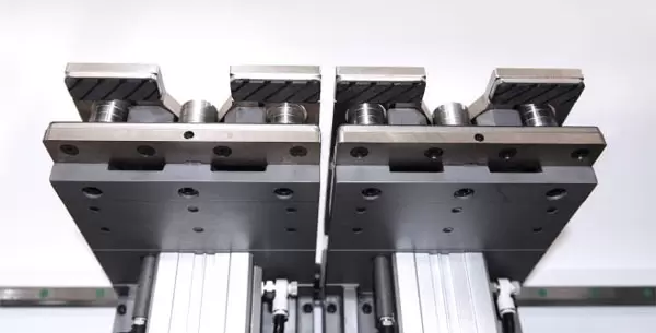 <b>Floating self-cleaning gripper</b><br/>Upgrade dual gripper and long guide rail, quick working with various panel holes.