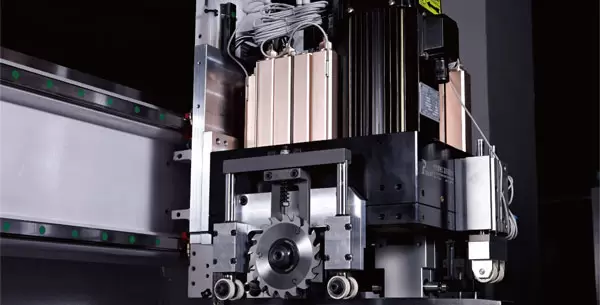 <b>Saw blade</b><br/>Grooving blade enables straight grooves along the X/A axes at positions between 55–880 mm across the panel width (depending on model).