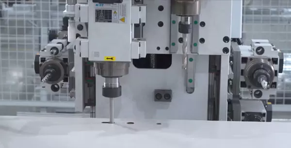 <b>Vertical spindle(left side)</b><br/>Equipped with 6kW+1.5kW spindle for keyhole processing.