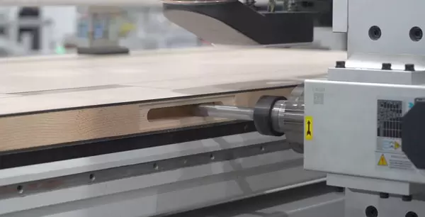 <b>Horizontal spindle(left side)</b><br/>Equipped with 6kW+1.5kW+0.75kW spindle, processing lock groove technology.