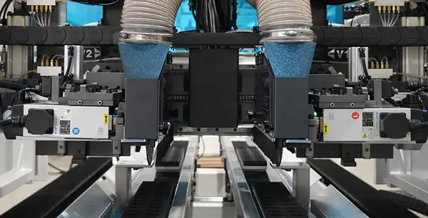 [Longitudinal Saw Unit] Servo-driven, scoring saw adjust based on panel thickness to ensure the precision sawing.