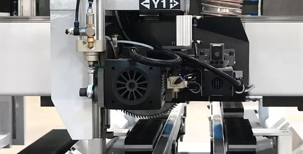 [Horizontal Saw Unit] Servo-driven, scoring saw adjust based on panel thickness to ensure the precision sawing.