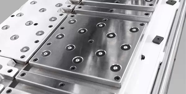 <b>Steel air table</b><br/>The steel tabletop, with a flatness tolerance of ±0.1mm, ensures high-precision machining, while the air flotation system enables scratch-free processing of delicate veneered panels.