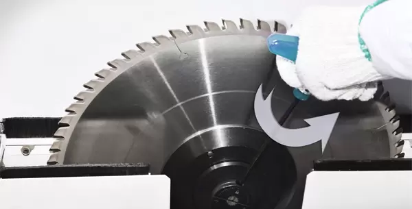 <b>Blade quick-replacement (KDT patented)</b><br/>The saw blade can be quickly replaced, effectively reducing the burden on workers.