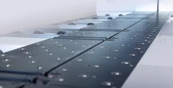 <b>Air-flotation worktable</b><br/>Working table is applied with pneumatic floating balls on top, effectively protect panel being scratched, and easy to move the panel to the working area.
