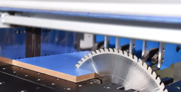 <b>Saw blade auto positioning</b><br/>Main saw and scoring saw rise and fall independently. The main saw can adjust the lifting height automatically according the cutting width and thickness to reduce time in idle-running and improve the working efficiency