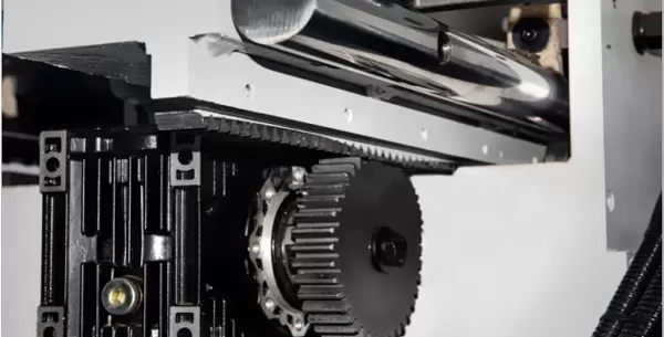 <b>Saw carrier driven system</b><br/>Servo controlled and gear-rack transmition, which guarantee a stable and fast run. Max.return speed:120m/min.