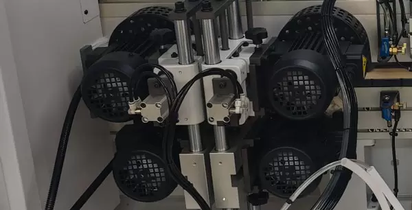 <b>Contour Polishing Mechanism</b><br/>Based on different shapes, contour polishing of the upper surface results in a more perfect finish. Cotton polishing wheels remove excess glue and debris from both sides of the board, making the edge banding cleaner and smoother.