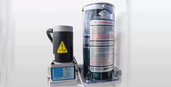 <b>Electric Grease Pump</b><br/>Automatically lubricates the guide rails based on machine operation time, eliminating the need for manual lubrication.