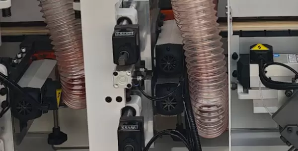<b>Flat Rough Finishing Mechanism</b><br/>Removes excess edge banding protruding above the top and bottom surfaces of the board, ensuring the edges are flush with the board's surface.